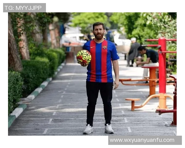 街头偶遇足球巨星球迷们纷纷围观合影留念