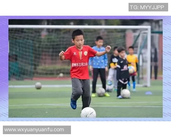 足球明星与他们的球迷孩子们共同追逐梦想的故事