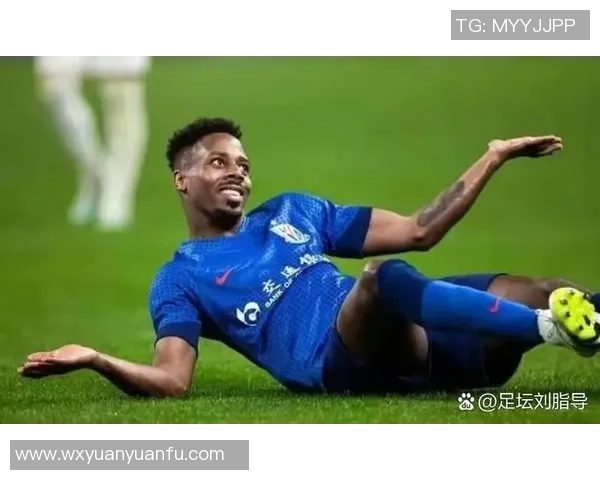 足球明星意外受伤脚部骨折赛季前景堪忧球迷心痛不已
